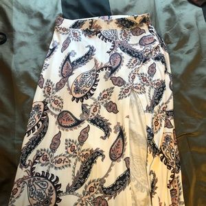 Patterned skirt w Slit on the side
